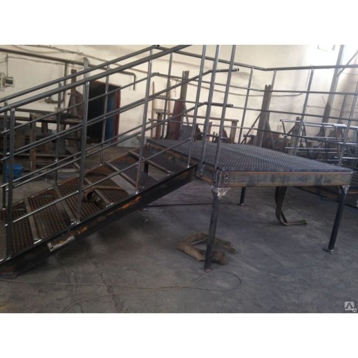 Площадка переходная NewLine 800х800мм с ободом, неоцинк., серый графит (RAL 7024)